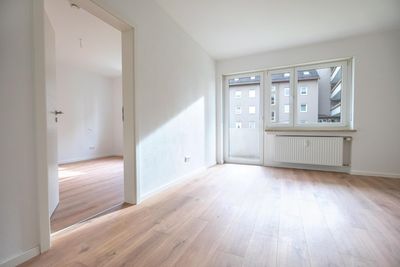 Frisch sanierte 2-Zimmer Wohnung mit Balkon & neuer Einbauküche in Augsburg-Lechhausen zum Erstbezug