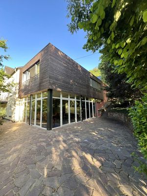 Modernes Geschäftsgebäude/ideal für Büro- oder Praxis/Arbeiten in grüner Parkatmosphäre!