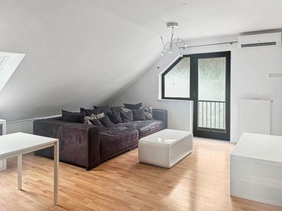 Mühlheim am Main: Lichtdurchflutete 3-Zimmer-Dachgeschosswohnung mit Einbauküche