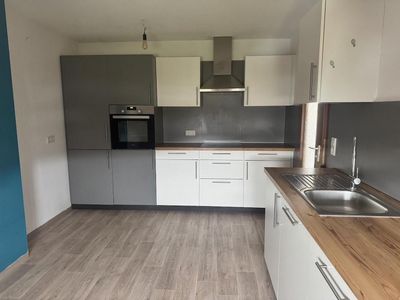 Helle 2-Zi-DG-Wohnung (65m²) mit 7.500€-Premium-Küche & Südbalkon