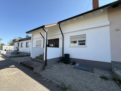 Stilvoll wohnen im Zweifamilienhaus - großzügige 3-ZKB im EG mit Kamin, Terrasse und Pergola