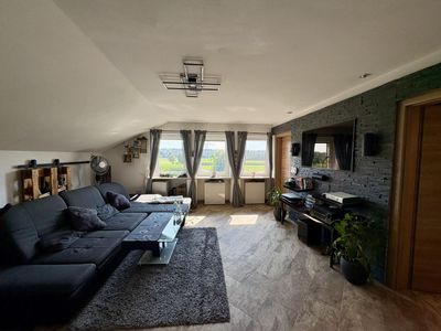 Moderne 3 Zimmer DG Wohnung mit Garten und Garage