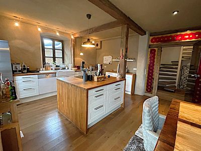 Die Eifel lässt grüßen
Wohnen, wo andere Urlaub machen-stilvoll + gemütlich
2 Häuser + Doppelg.