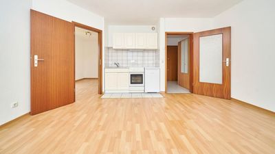 Gemütliche 1-Zi. Wohnung
mit separatem Schlafzimmer, großem Balkon und TG Platz
Verfügbar ab sofort!