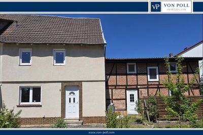 Doppelhaushälfte, die einer Sanierung bedarf, mit Anbau