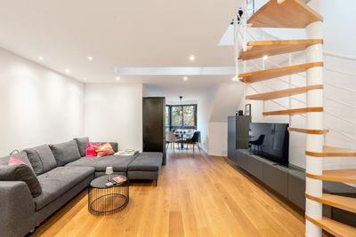 AIGNER - Modernes Wohnen auf zwei Ebenen: Charmante Dachgeschossmaisonette mit Charakter