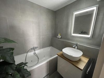 Hochwertig kernsanierte 4 Zimmer Wohnung mit Penthouse Feeling, provisionsfrei