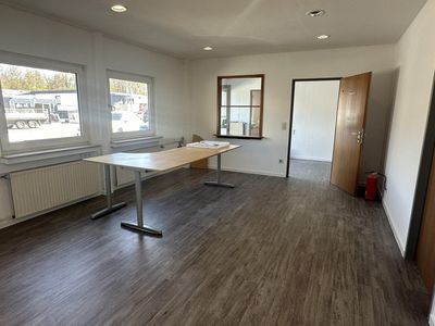 Helle Gewerbefläche im Erdgeschoss mit zwei Einzelbüros und großem Luftraum in Willich – Optimale Autobahnanbindung für Ihr Business