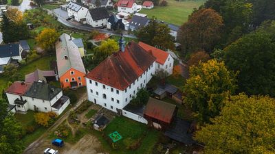 Wo kann Wohnen schöner sein? Gutshof im Herzen des Fichtelgebirges mit 4 Wohnungen und einer Gewerbeeinheit