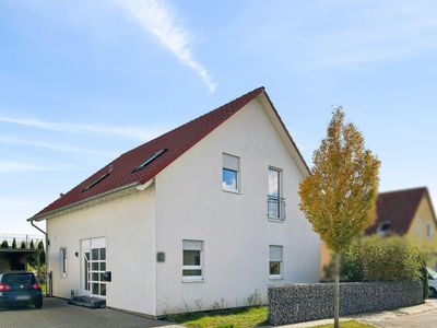 Modernes Einfamilienhaus mit schönem Garten in Flachslanden