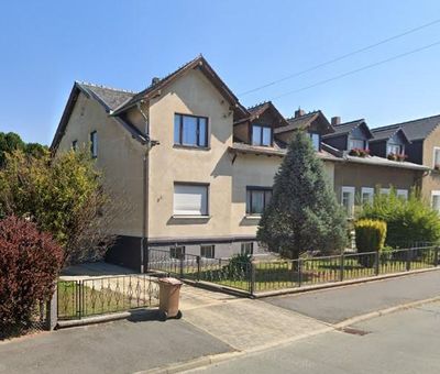 Großes Wohnhaus mit Garage