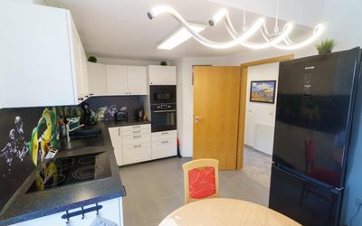 3-Zimmerwohnung mit WLAN, TV, Küche, Doppelbett, Schlafzimmer, Wohnzimmer, Arbeitszimmer und Parkplatz