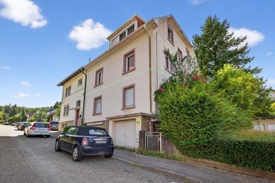 Freie 3-Zi.-Wohnung mit 1-Zi-Apartment und ausgebautem Hobbyraum im Dachgeschoss eines 2-Familienhauses