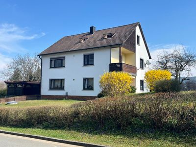 Gepflegtes Zweifamilienhaus mit großem Grundstück, Doppelgarage, Carport und idyllischem Garten