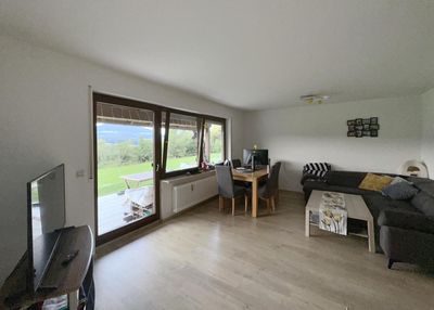 Blick ins Landschaftsschutzgebiet + Büro/Gästeappartement mi sep. Eingang.