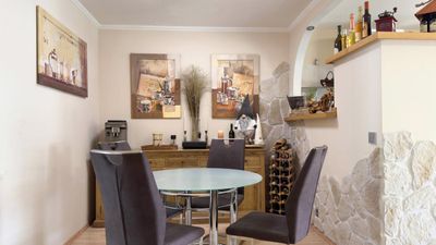 Moderne Split-Level-Wohnung – 3-Zimmer & Hobbyraum - Zwei Tiefgaragenstellplätze