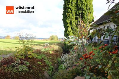 Aussergewöhnliches Haus in Feldrandlage mit Weitsicht und Doppelgarage