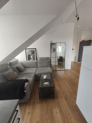 3-Zimmer Dachgeschosswohnung saniert m. Balkon, WG möglich, 2.OG