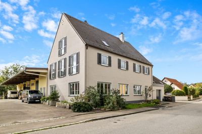 Sanierte 2,5-Zimmer-Wohnung mit gemütlichem Holzkachelofen und Garage in Nordendorf