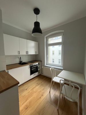 A WELL FURNISHED ROOM IN A VIBRANT FLATSHARE APARTMENT.