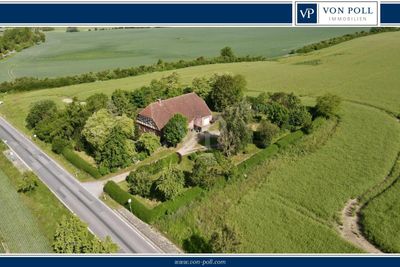 Alleinlage: großes Bauernhaus samt Stallung auf weitläufigen Grundstück, umgeben von Feldern