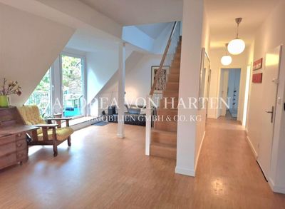 Ein Zuhause zum Verlieben – hochwertige Dachgeschosswohnung mit ausgebautem Spitzboden