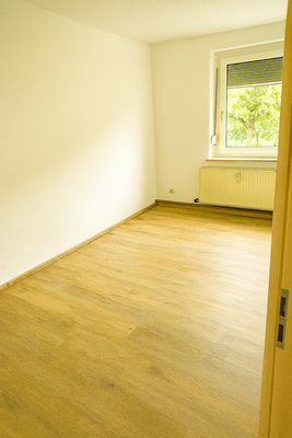 Charmante, sanierte Wohnung mit drei Zimmern, Balkon und Garten