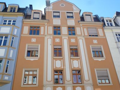 Frei ab 1.11. - zentrumsnahe 5-Zimmer-Wohnung (3. OG) in Hof - Süd-Balkon, Kellerabteil & Dachboden - ideal für WGs