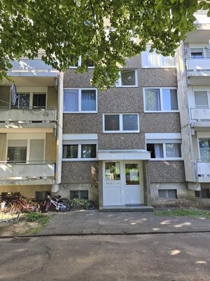 Frisch sanierte 4 Zimmer Wohnung mit Aufzug und Balkon in Niederkassel - gerne auch Jobcenter
