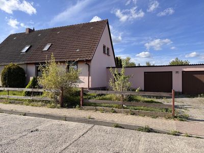 HORN IMMOBILIEN ++Pasewalk Doppelhaushälfte, kleines Haus, großes Grundstück