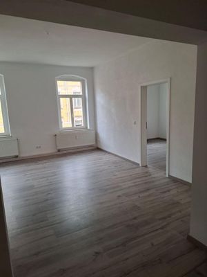 Großzügige 4-Zimmer mit 2xWannenbad, offener Küche und Laminat in guter Lage!