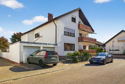 Provisionsfrei: Vermietete Dachgeschosswohnung mit Garage als Renditeobjekt
