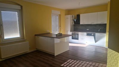 Großzügige 5-Zimmer mit Garage, 2xBalkon, 2xBäder, EBK und Laminat in guter Lage!