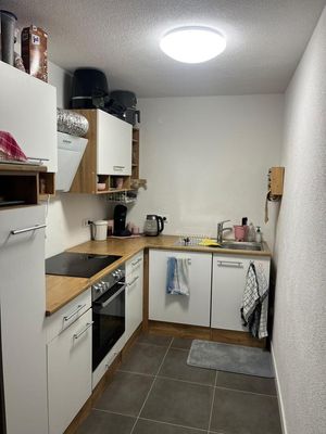schön geschnittene Zwei-Zimmer-Wohnung inklusive Einbauküche