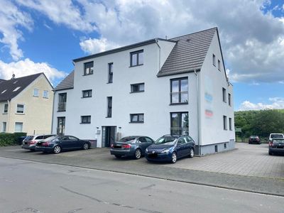 Moderne Wohnung im Obergeschoss mit Balkon und Stellplatz
