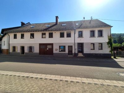 Geräumiges Zweifamilienhaus mit Gewerbe, vielen Stellplätzen und idyllischem Garten in Friedelhausen