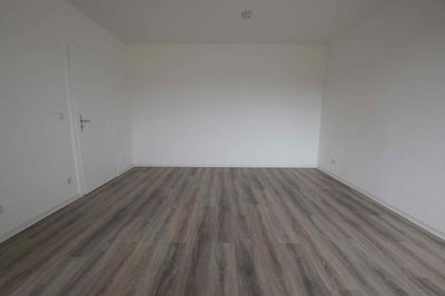! Zum Einzug bereit! Renovierte 3-Raumwohnung mit Wanne und Balkon !