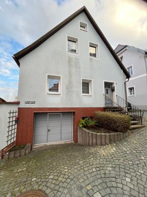 Großzügiges Wohnhaus mit Dachterrasse, Garten und 2 Garagen-Stellplätzen
