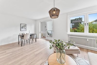 Sonnige Wohnung mit Balkon, Einzelgarage und großem Keller