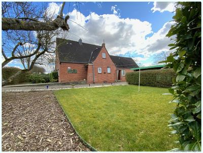 Wenige Minuten ins Zentrum: Sanierungsbedürftiges Einfamilienhaus mit großem Garten und Carport
