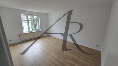 Großzügige 2-Zimmer-Wohnung im Villenviertel, Garten und Einbauküche vorhanden