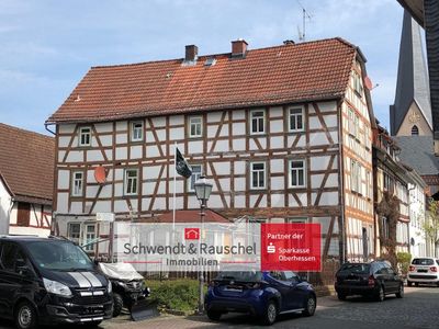 Dreiseitig freistehend mit Vorgarten - MFH in Schotten