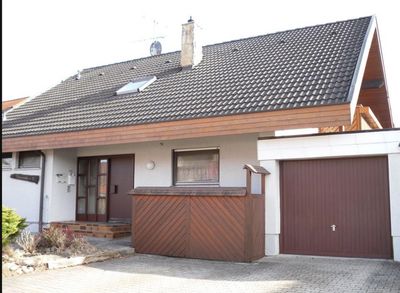 4 Zimmer DG Wohnung in ZFH - Topsaniert - Ruhig , hell , toller Balkon