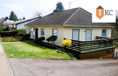 "Leben auf einer Ebene: Bungalow mit Einliegerwohnung und Traumgrundstück"