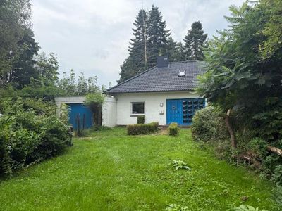 Winkelbungalow mit ausgebauten Dachgeschoss auf großem Grundstück