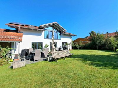 Am Bachlauf: Modernes Einfamilienhaus mit Einliegerwohnung und großem Südwest-Garten!