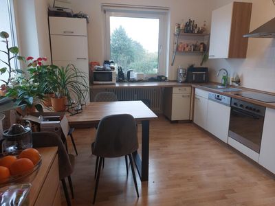 Teilmöbilierte, verkehrsgünstige, ruhige Wohnung in Köln-Merheim mit Einbauküche, Schränken