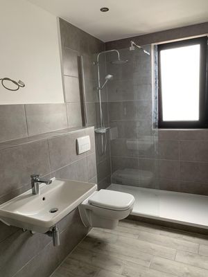 Modernisierte 4-Zimmer im 2.OG mit EBK + PKW Einstellplatz