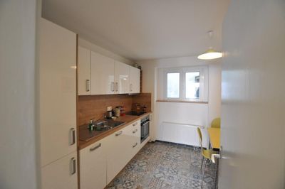 Schöne 2 Zimmer mit möblierter, Küche