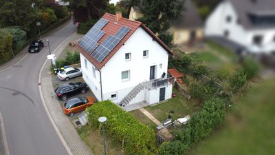 Attraktives Einfamilienhaus mit Photovoltaik, Stellplätzen und Garten